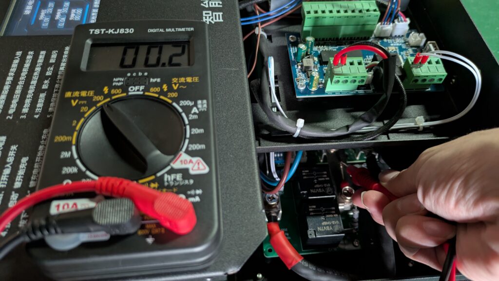 充電用電源の出力電圧測定(マルチメーター表示: 00.2V)