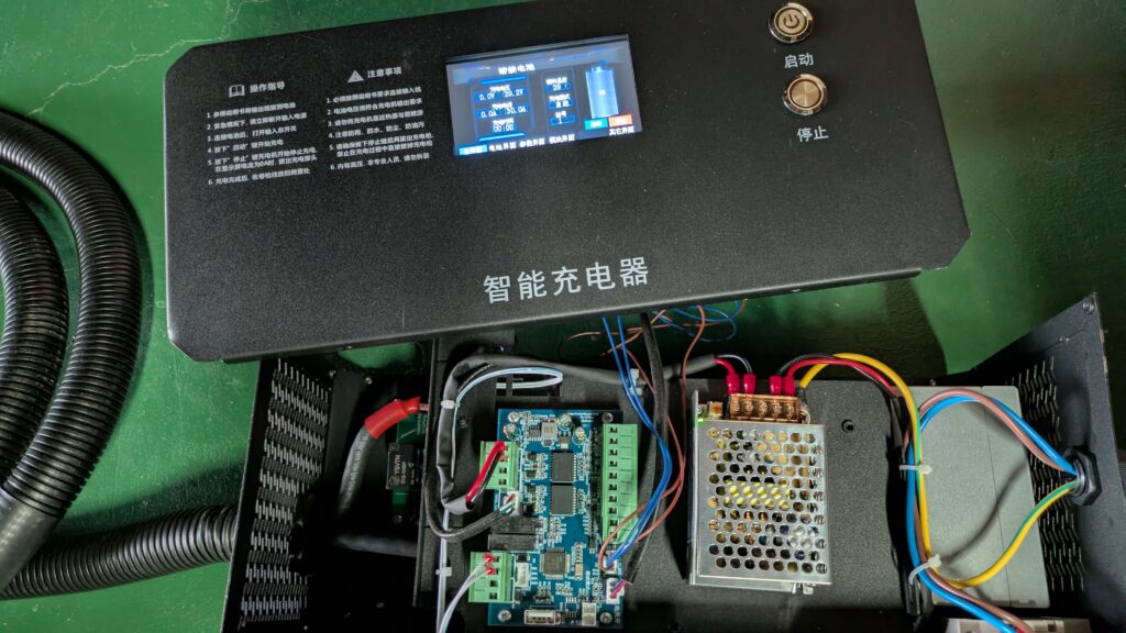 回路電源交換後、カバーを固定して修理完了