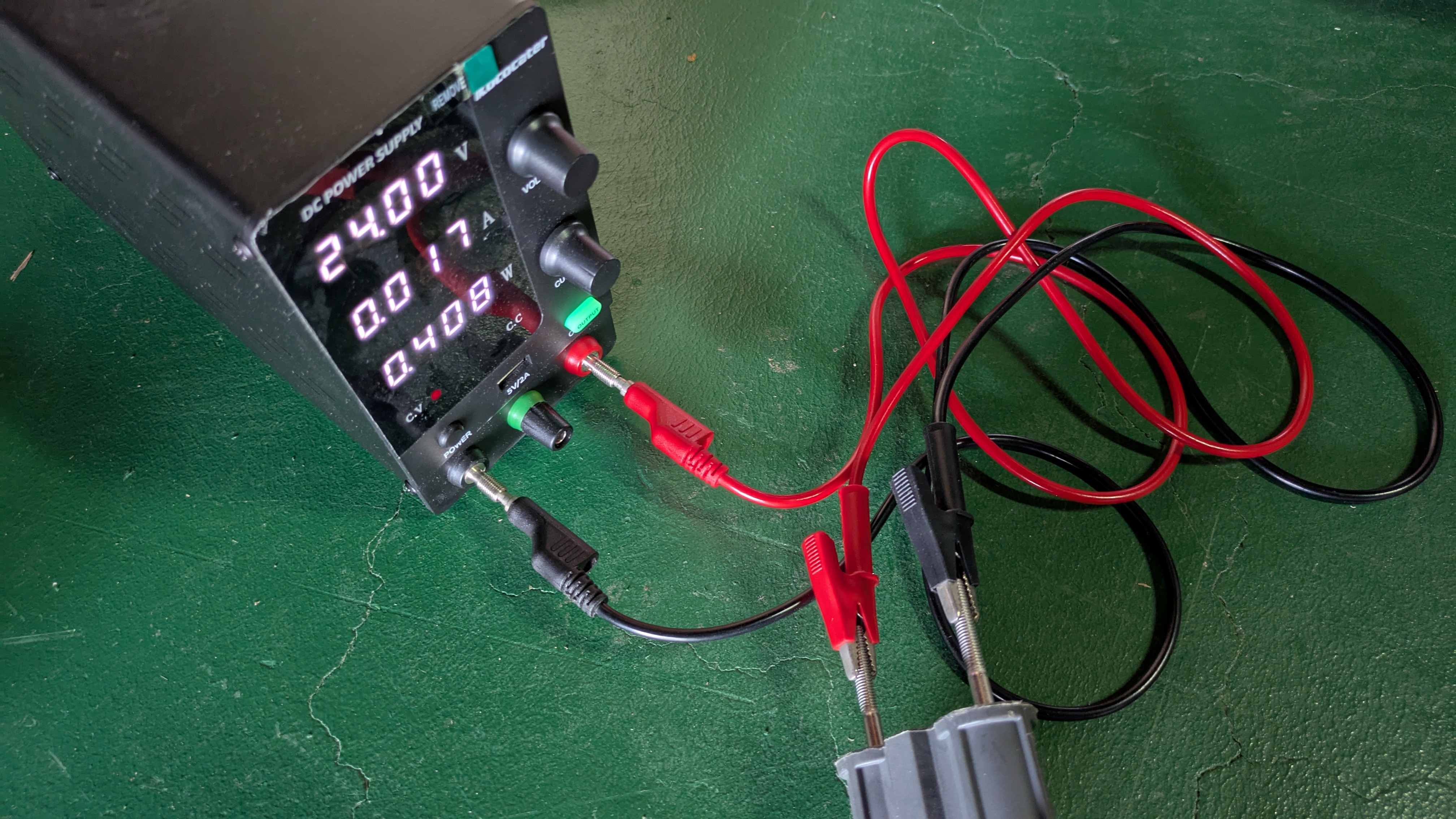 液晶に「正在充電」と表示され、充電モード「自動」で充電動作を開始