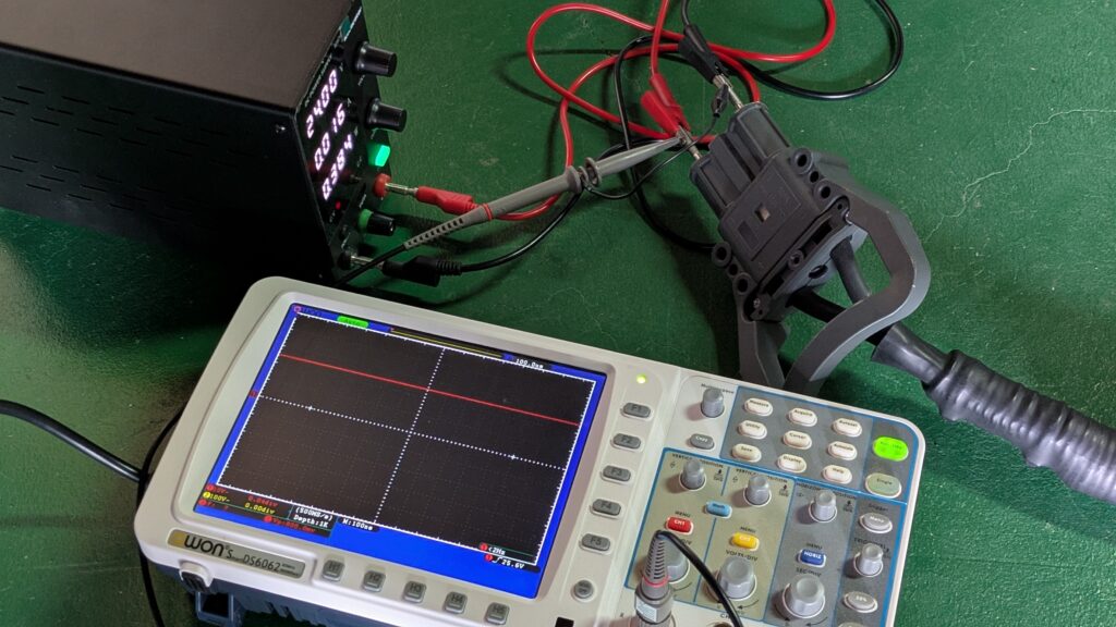 安定化電源を使用した総合動作確認の様子