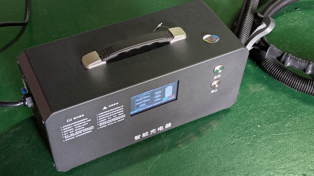 回路電源交換後、カバーを固定して修理完了